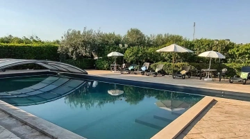Piscina con area solarium