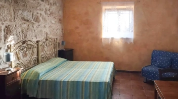 Camera con letto matrimoniale e poltrona letto