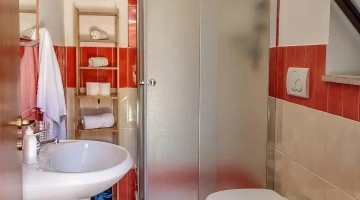 Bagno con box doccia e biancheria