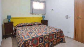 Camera con letto matrimoniale