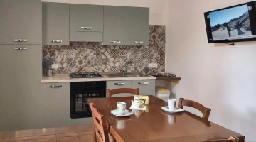 Cucina attrezzata con TV