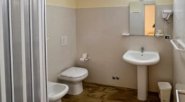 Bagno con box doccia e phon a parete