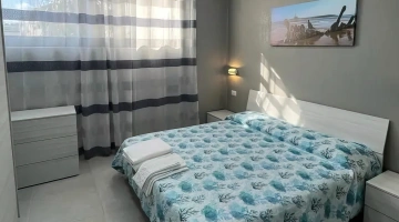 Camera con arredi moderni
