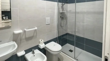 Bagno con box doccia