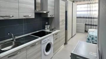 Cucina con lavatrice e piano cottura