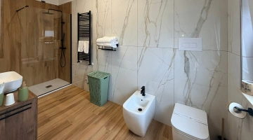 Salle de bains avec cabine de douche