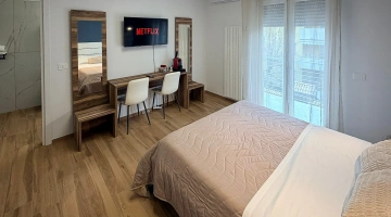 Bureau et télévision dans la chambre