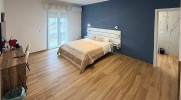 Grande chambre avec un lit double