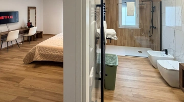 Salle de bains avec cabine de douche dans la chambre
