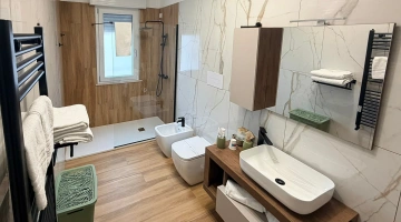 Salle de bains avec grande cabine de douche