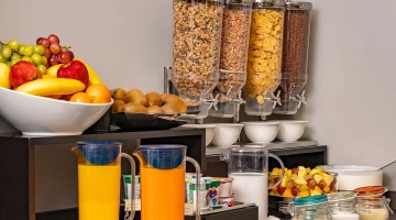Getreide und Obst zum Frühstück