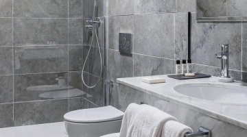 Privates Badezimmer mit Duschkabine