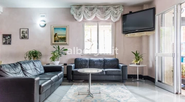 Bar- und TV-Bereich
