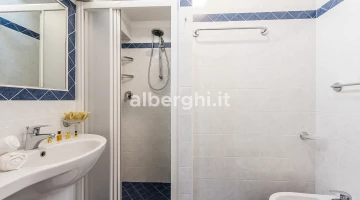 Badezimmer mit Duschkabinen