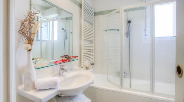 Salles de bains neuves avec baignoire