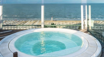 Jacuzzi panoramique au cinquième étage