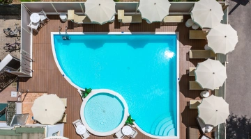 La nostra piscina con vasca idromassaggio con acqua a 28°