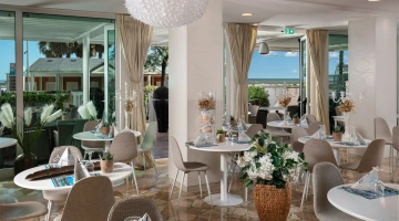 La sala ristorante affacciata sul mare