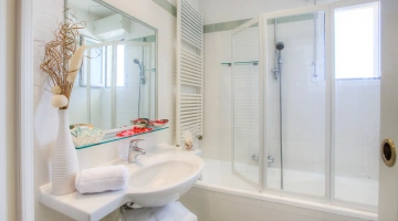 Nuovissimi bagni con vasca