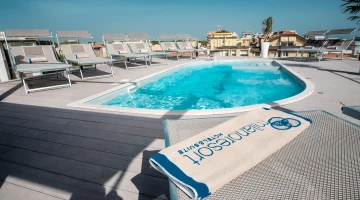 Piscine de détente à l&#39;étage penthouse de la suite Milano