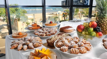 Petit déjeuner avec vue sur la mer