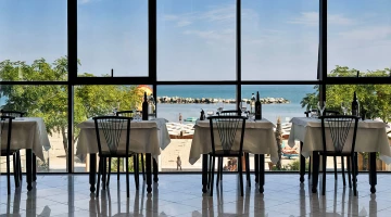 Salle de restaurant avec vue sur la mer