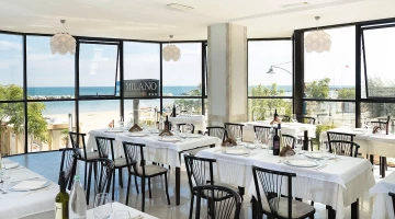 Salle de restaurant lumineuse avec vue sur la mer