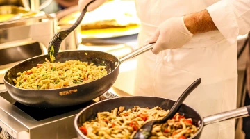 Buffet copieux pour le déjeuner et le dîner