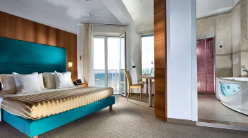 Chambre Maratea, salle de bain avec douche et jacuzzi
