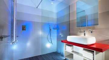 Suite junior, salle de bain avec douche à effet pluie colorée