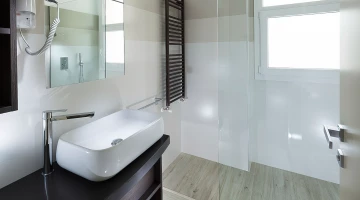 Suite Venise, salle de bain avec fenêtre et grande cabine de douche