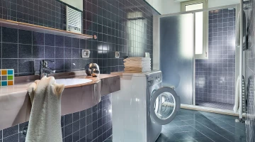 Suite familiale, salle de bain avec grande douche et machine à laver