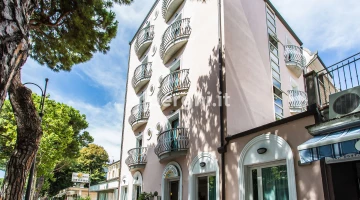 In der Mitte der Promenade, 50 m. von Viale Carducci