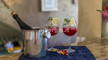 Bar für einen Kaffee nach dem Mittagessen oder einen erfrischenden Aperitif
