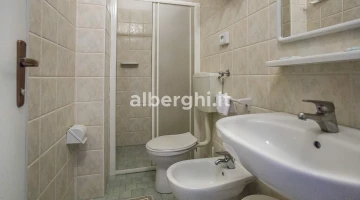 Badezimmer mit Duschkabine