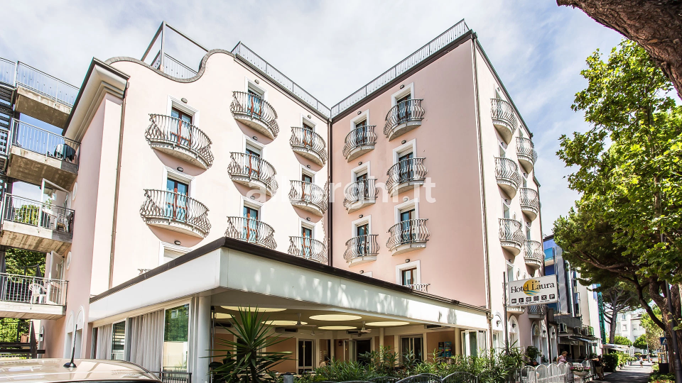 Außenansicht des Hotels Laura *** im Zentrum von Cesenatico