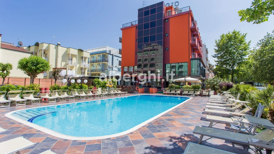 Piscine et bain à remous avec 6 stations