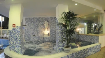 Hydrotherapien in heißem Wasser mit vorüberfluteter Mikromassage
