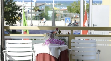 Ein paar Schritte vom Strand entfernt, Terrasse mit Blick auf das Meer