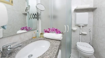 Badezimmer mit Duschkabine