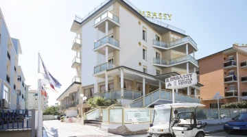 Ein paar Schritte vom Strand entfernt, Terrassen mit Blick auf das Meer