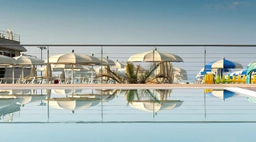 Piscine sur la plage