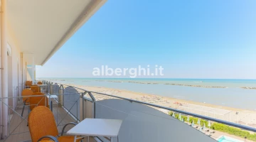 Balkon mit Blick aufs Meer