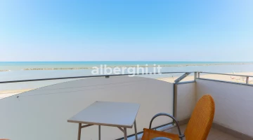Balkon mit Blick aufs Meer