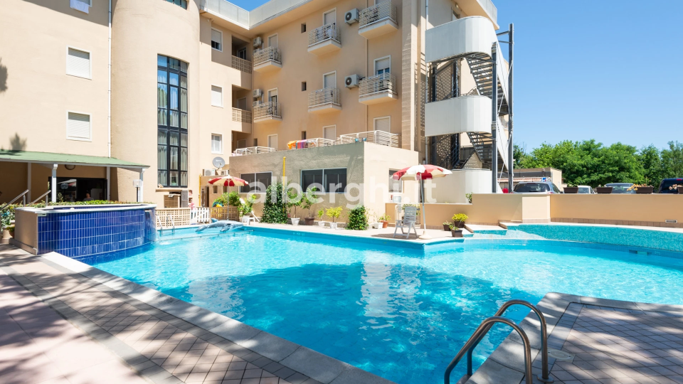 La piscine : 130 m2, hauteur 1,50 m.