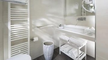 Suite bathroom