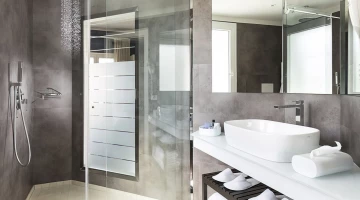 Sea and mountain suite bathroom