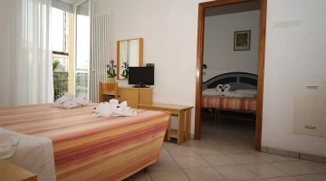 Camere family (due camere comunicanti) con clima e balcone