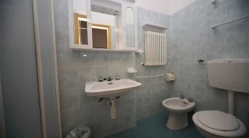 Bagno con box doccia