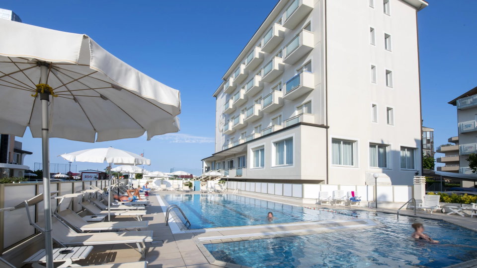 Heated swimming pool with hydromassage, shallow area for children